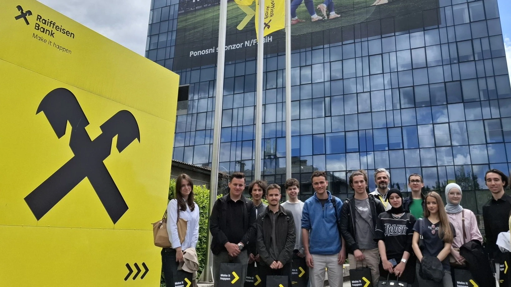 Finalisti FinZ Flow izazova u posjeti Raiffeisen Bank BiH
